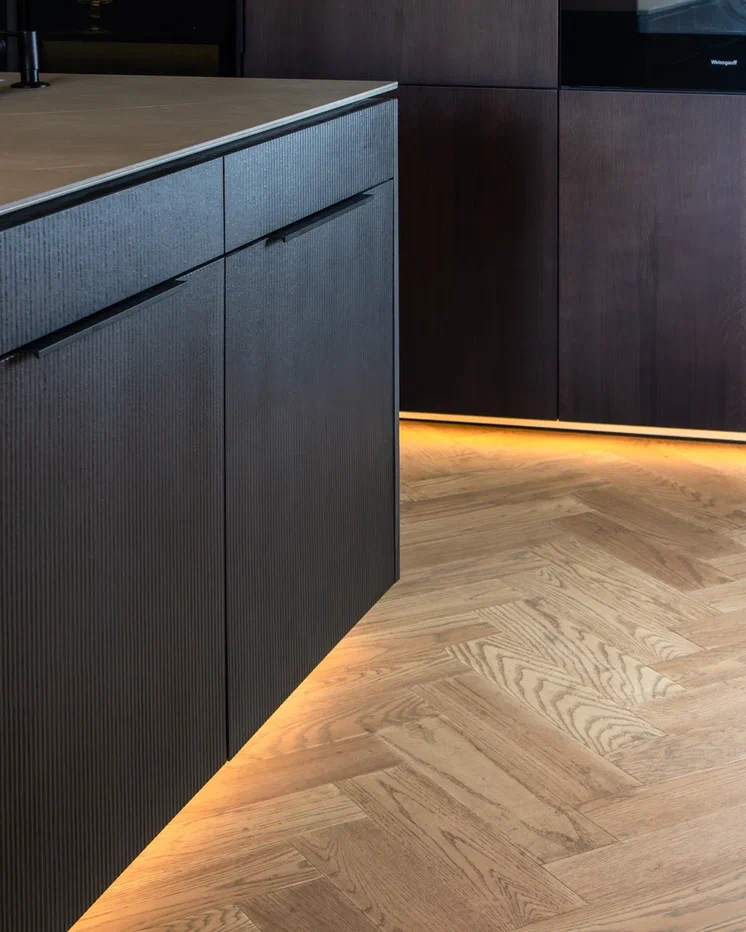 Композитная паркетная доска Quartz Parquet Штучный паркет Вяз Кенигсберг 44-550-62 венгерская елка 400×100×5 фото в интерьере